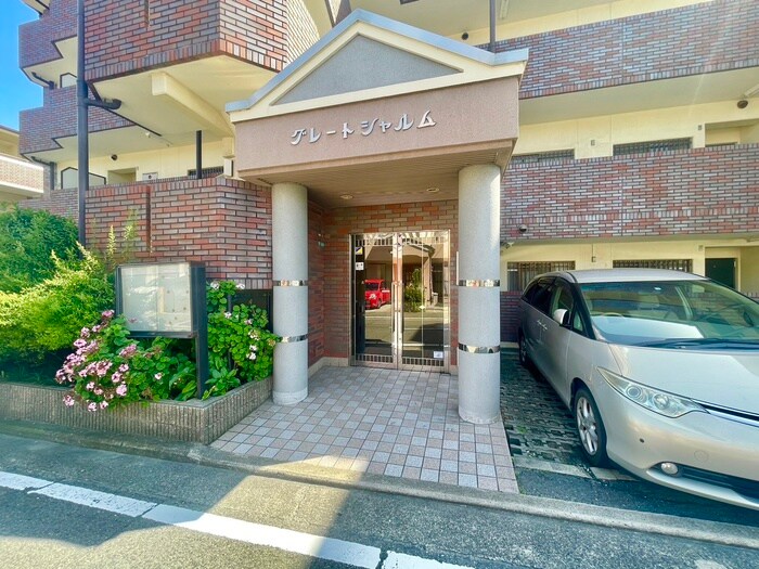 物件外観写真3　(エントランス部分)