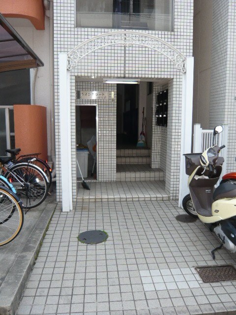 物件外観写真2　(エントランス部分)