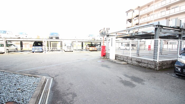 物件外観写真3　(駐車場)