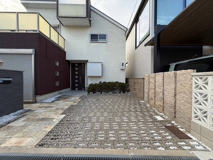 物件外観写真4　(駐車場)