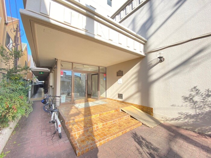 物件外観写真3　(エントランス部分)