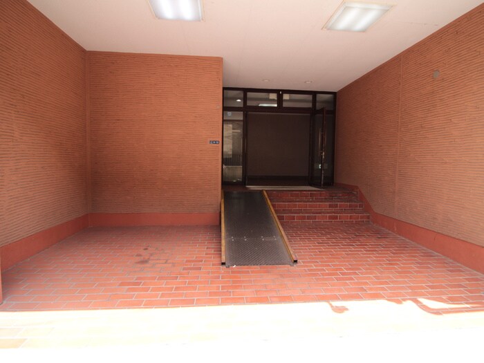 物件外観写真4　(エントランス部分)