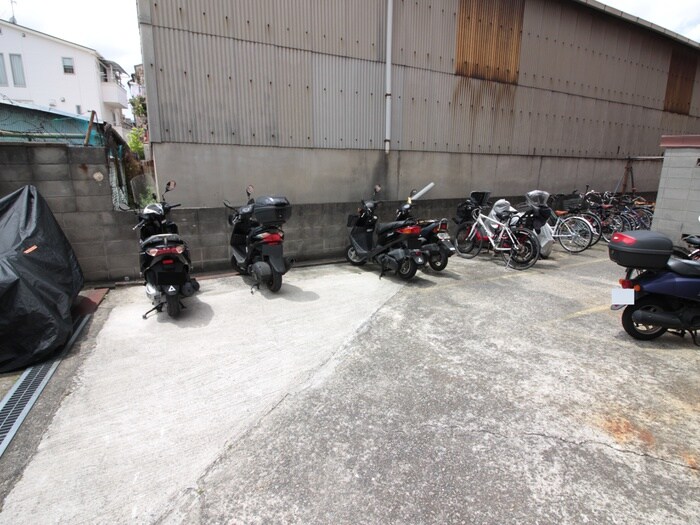 物件外観写真5　(バイク置き場)