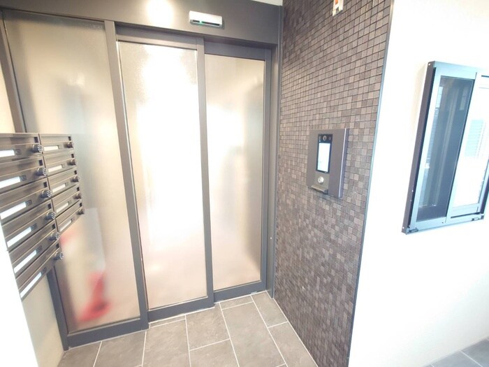 物件外観写真6　(エントランス部分)