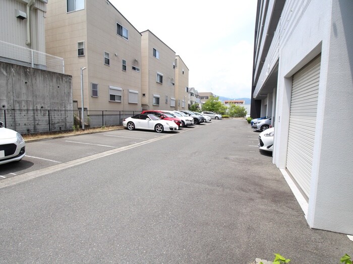 物件外観写真3　(駐車場)
