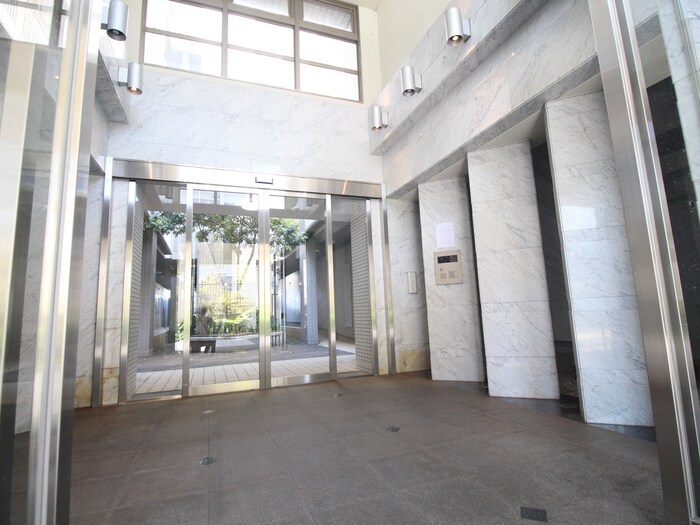 物件外観写真4　(エントランス部分)