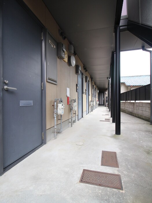 物件外観写真2　(エントランス部分)