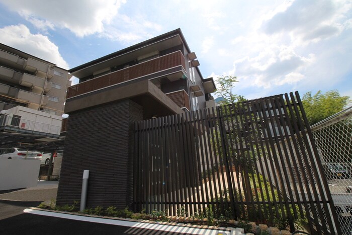 物件外観写真2　(エントランス部分)