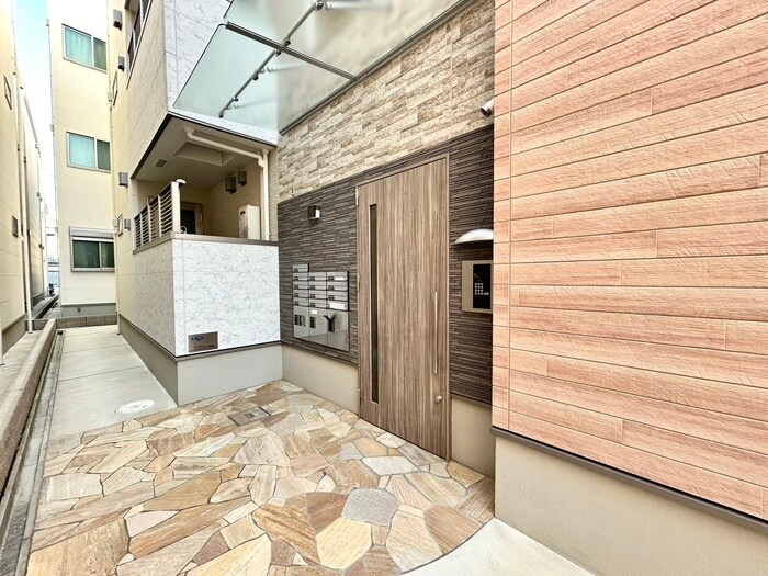 物件外観写真2　(エントランス部分)