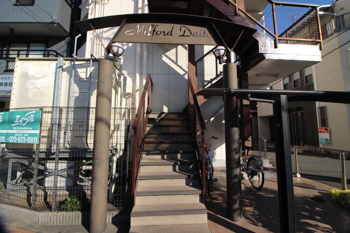 物件外観写真2　(エントランス部分)