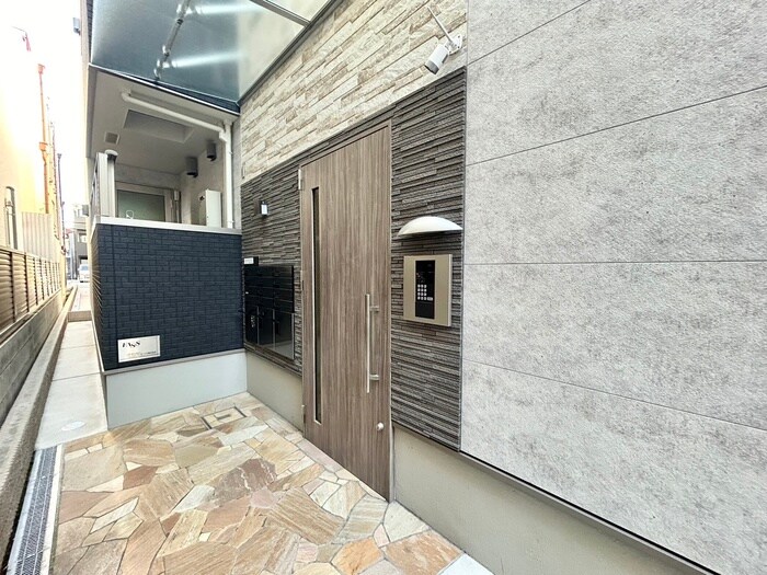 物件外観写真2　(エントランス部分)