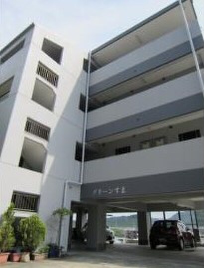 物件外観写真6　(エントランス部分)