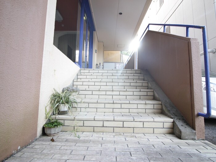 物件外観写真2　(エントランス部分)