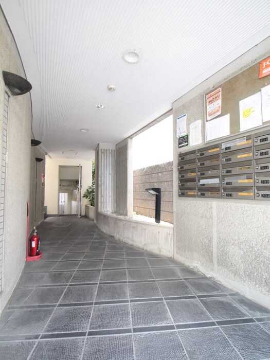 物件外観写真4　(エントランス部分)