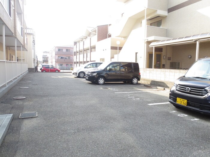 物件外観写真3　(駐車場)