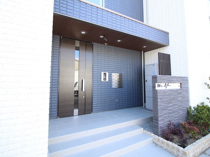 物件外観写真4　(エントランス部分)