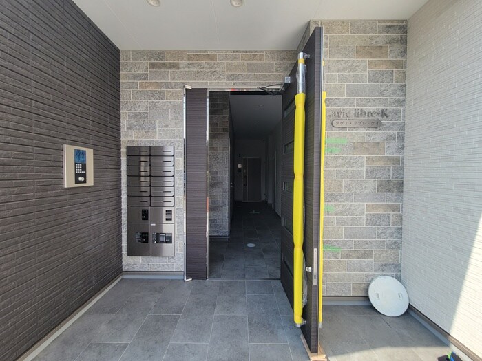 物件外観写真6　(エントランス部分)