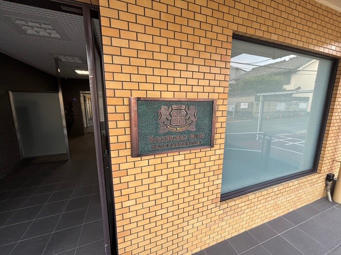 物件外観写真2　(エントランス部分)