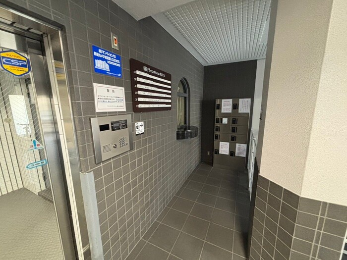 物件外観写真3　(エントランス部分)