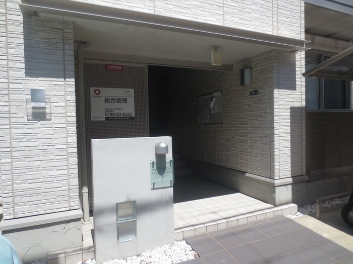 物件外観写真2　(エントランス部分)