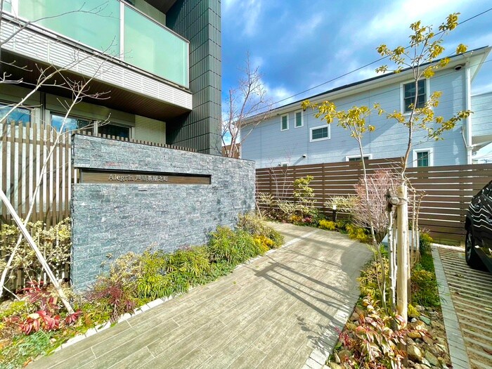 物件外観写真2　(エントランス部分)