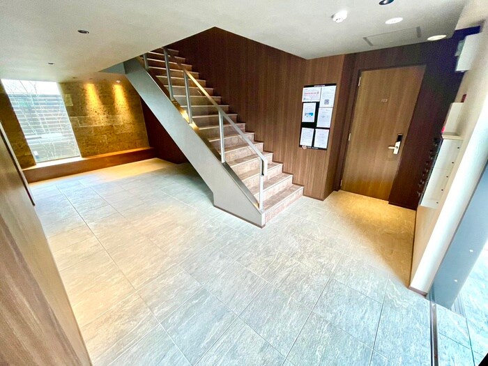 物件外観写真4　(エントランス部分)