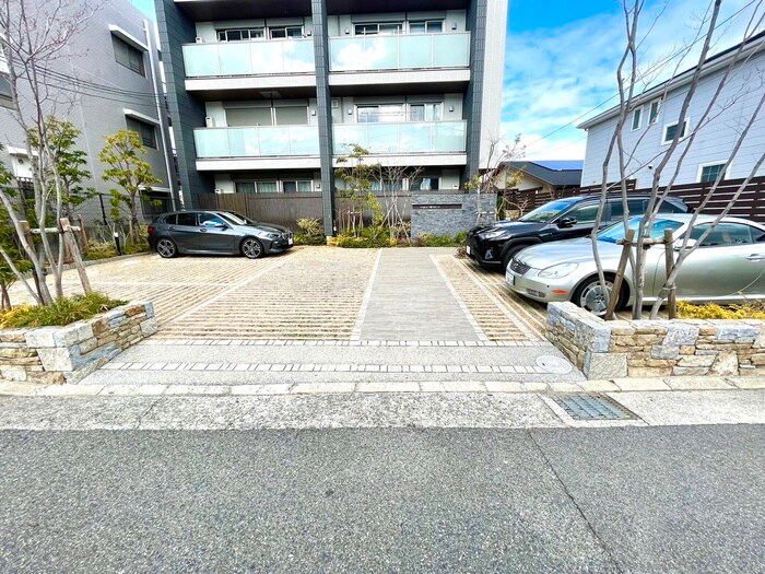 物件外観写真5　(駐車場)