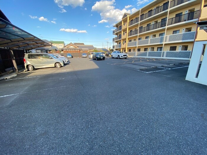 物件外観写真4　(駐車場)