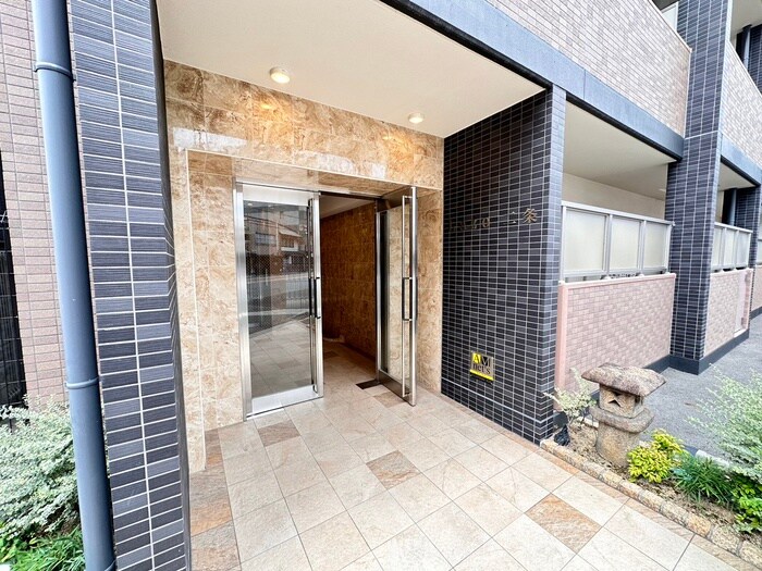 物件外観写真6　(エントランス部分)