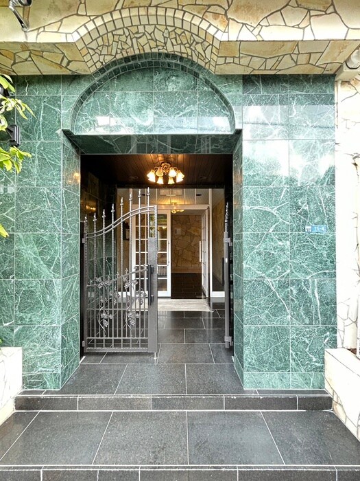 物件外観写真4　(エントランス部分)