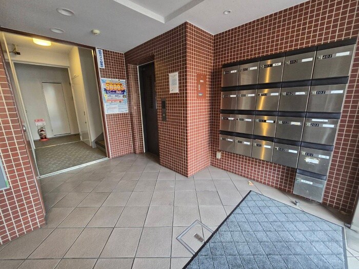 物件外観写真5　(エントランス部分)