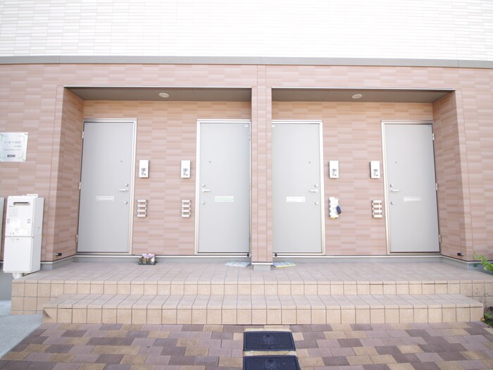 物件外観写真2　(エントランス部分)