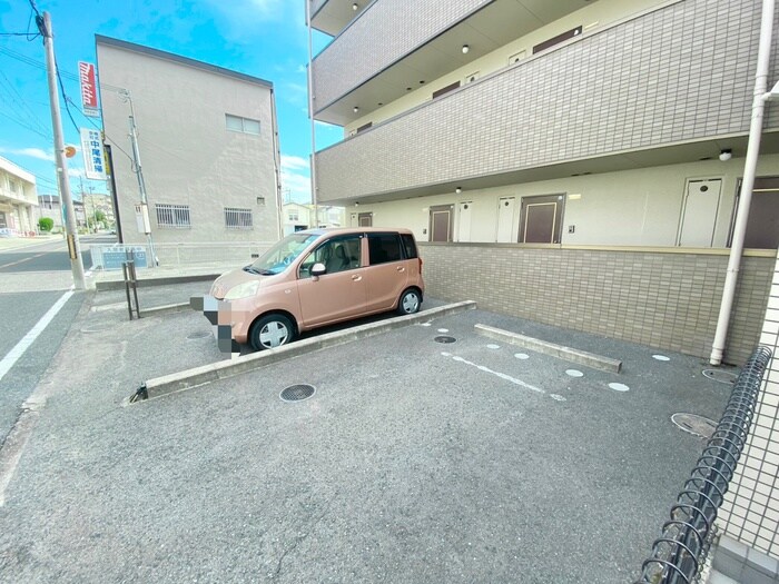 物件外観写真3　(駐車場)