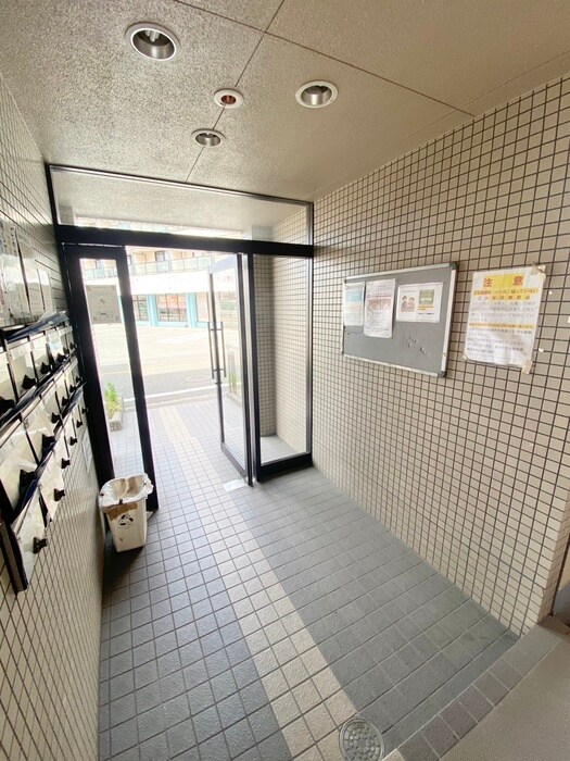 物件外観写真5　(エントランス部分)