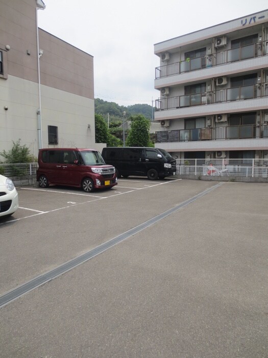 物件外観写真2　(駐車場)
