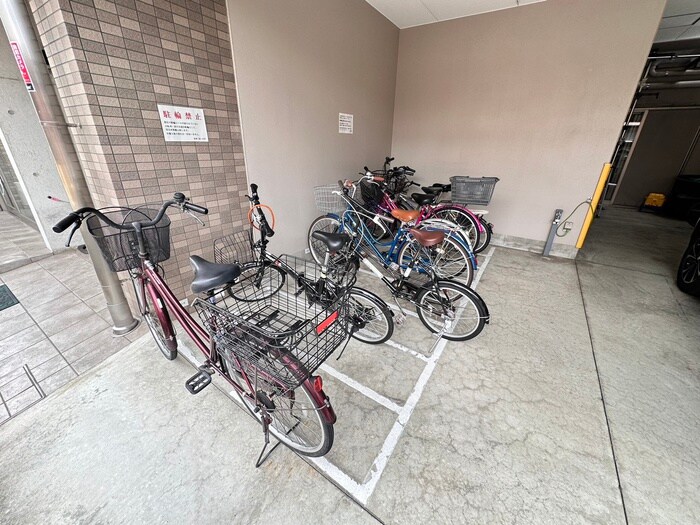 物件外観写真4　(駐輪場)
