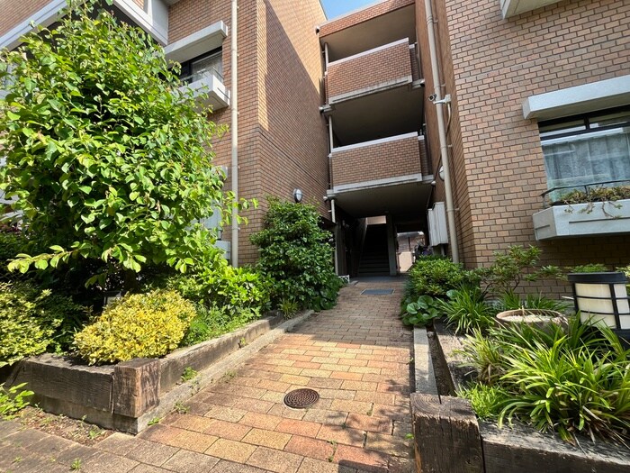 物件外観写真2　(エントランス部分)