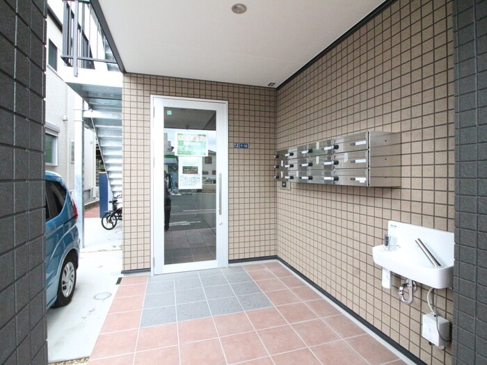 物件外観写真4　(エントランス部分)