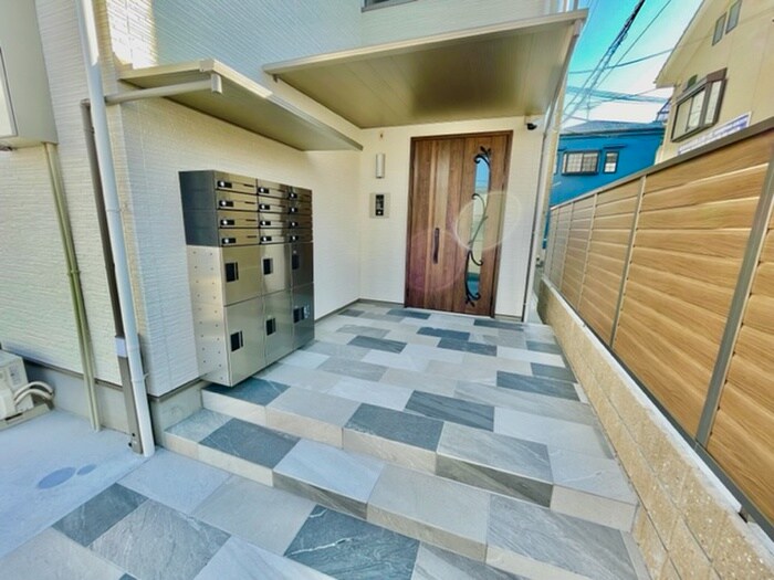 物件外観写真3　(エントランス部分)