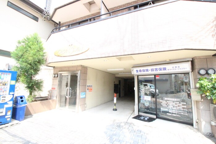 物件外観写真2　(エントランス部分)