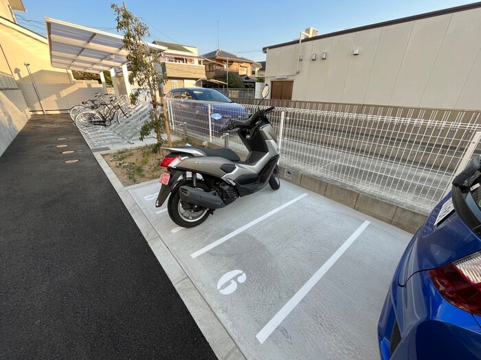 物件外観写真4　(バイク置き場)