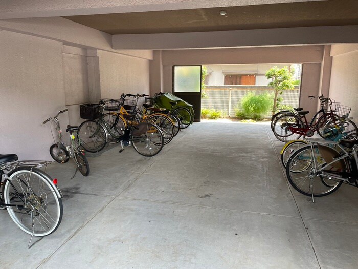 物件外観写真4　(駐輪場)