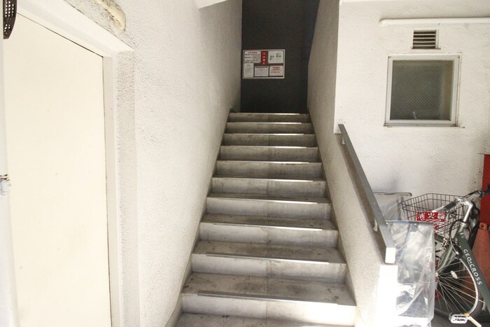 物件外観写真6　(エントランス部分)