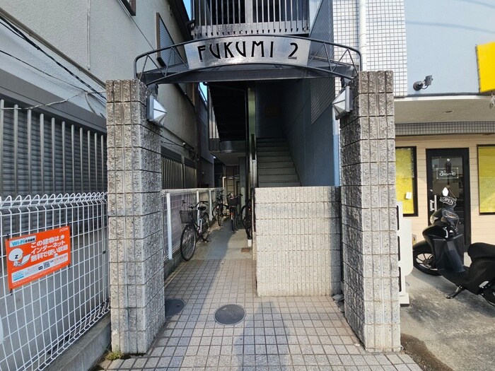 物件外観写真3　(エントランス部分)