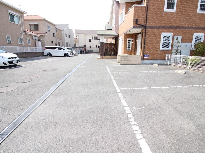 物件外観写真3　(駐車場)