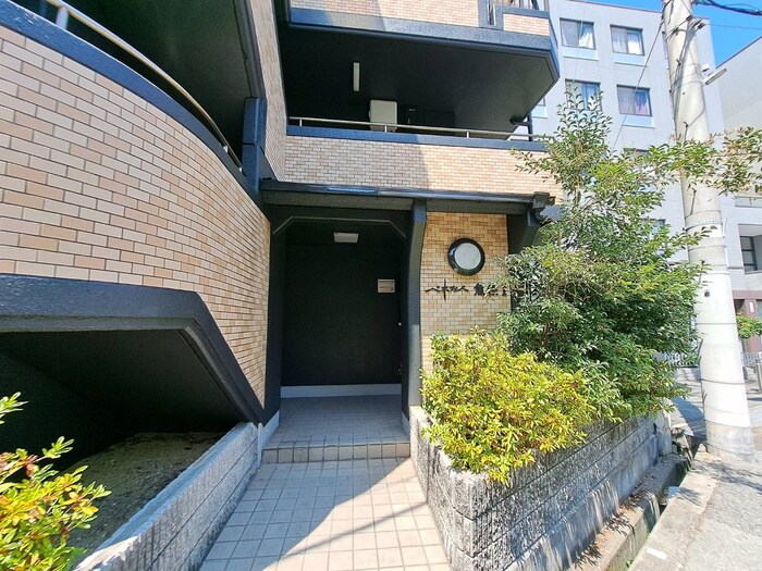 物件外観写真2　(エントランス部分)