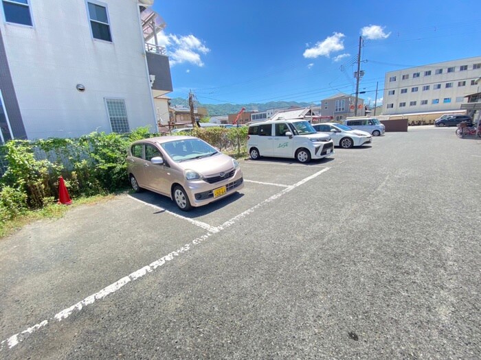 物件外観写真6　(駐車場)
