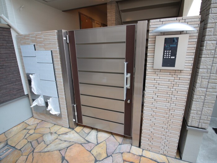 物件外観写真2　(エントランス部分)