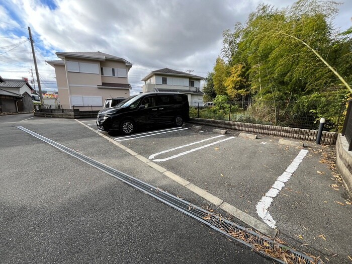 物件外観写真3　(駐車場)