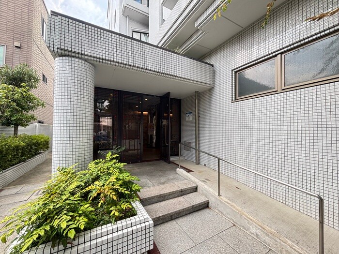 物件外観写真2　(エントランス部分)